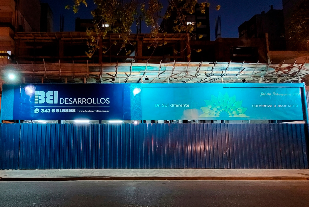 Cercos de obra con lonas microperforadas en Rosario por MOSS Visual