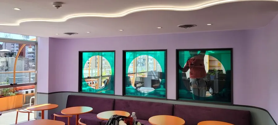 Vidriera con vinilos de corte en local gastronómico de Rosario