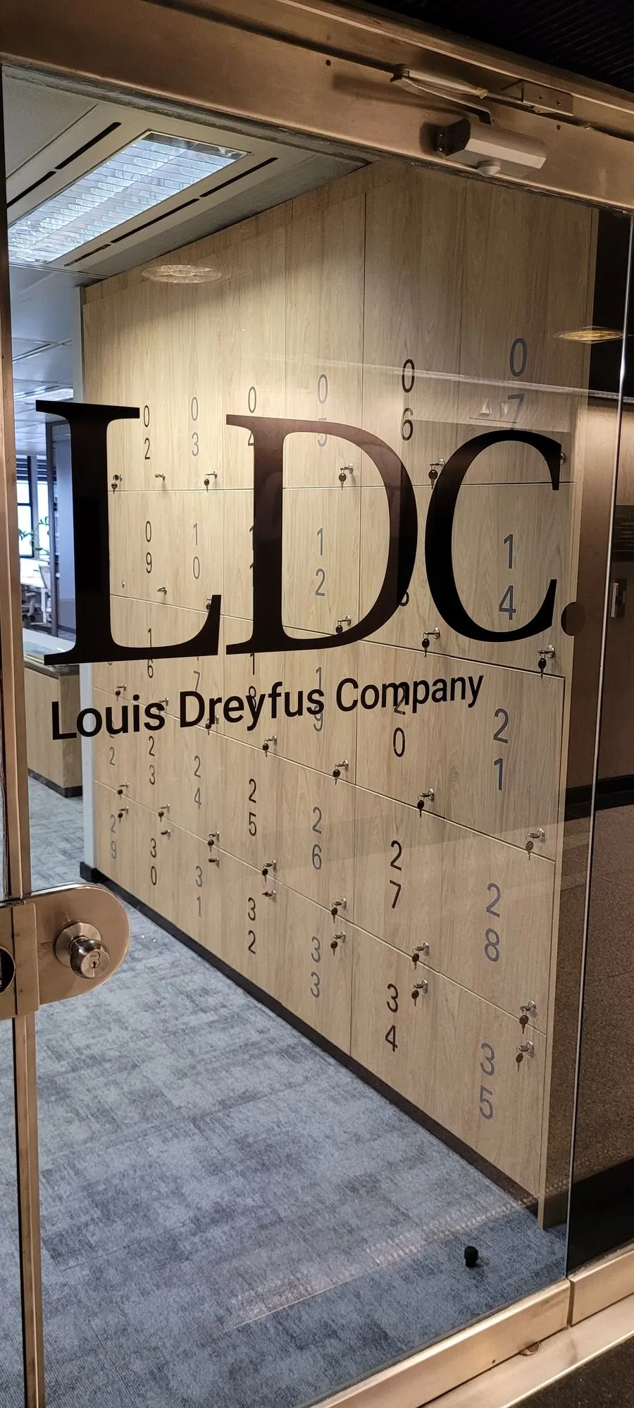 Rotulación de vidrio con logo corporativo LDC en Rosario