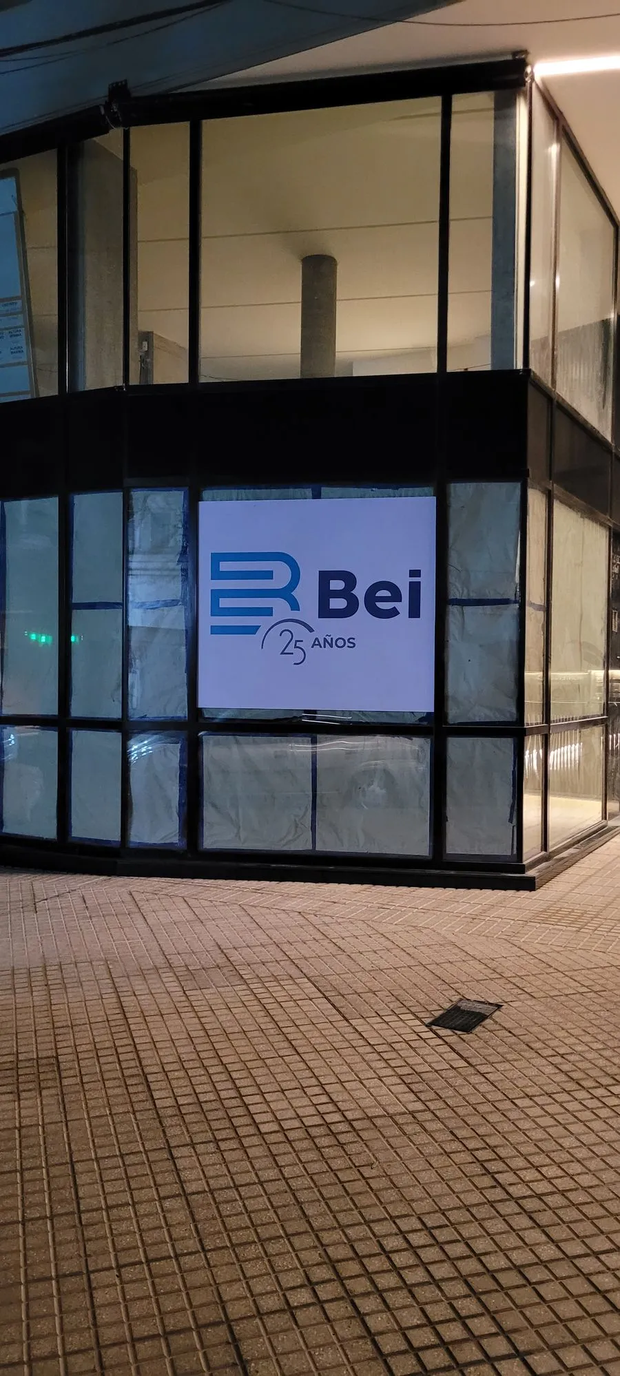Vidriera de oficina comercial con logo en vinilo en Rosario