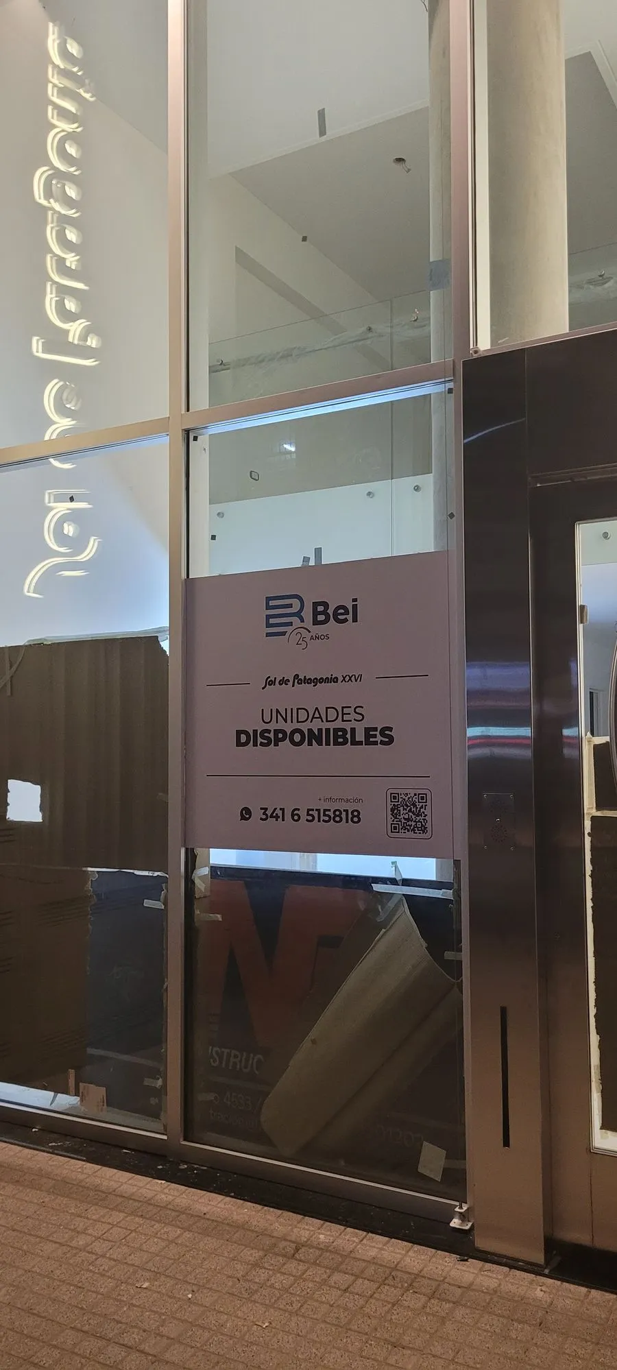 Vinilo impreso en vidriera con promoción de local en Rosario